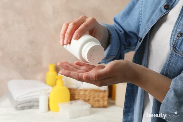 Untuk mengurangi keringat pada kaki, gunakan bedak khusus kaki.