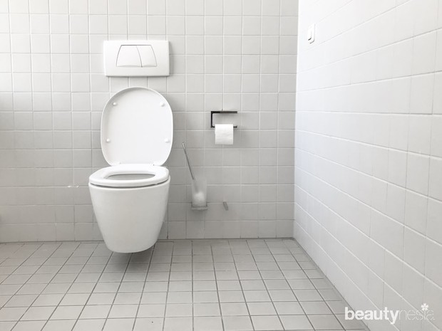https://unsplash.com/@jankolar Tisu justru dapat menjadi tempat berkembang biaknya bakteri ketika dilapisi di dudukan kloset
