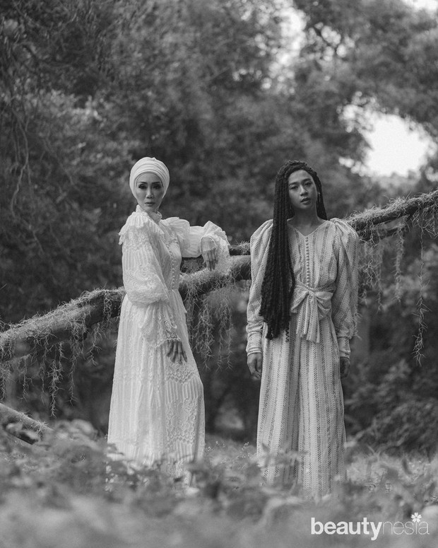 Dalam koleksi Unchained, Barli Asmara menghadirkan model senior Okky Asokawati serta fashion influencer Jovi Adhiguna sebagai muse.