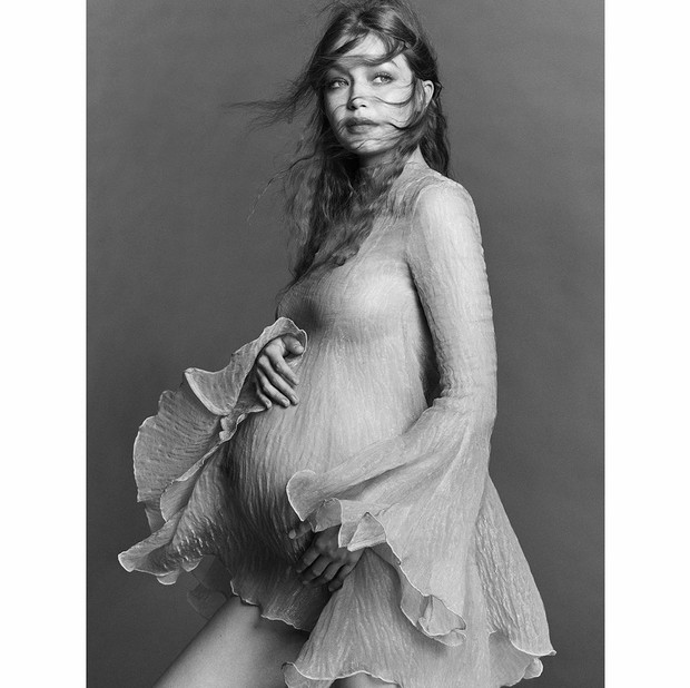 Dalam foto maternity itu, perut Gigi Hadid sudah terlihat besar. Kabarnya, usia kehamilan itu sudah memasuki delapan bulan.