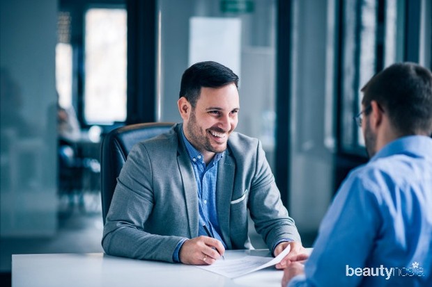 Tunjukkan kepercayaan diri selama wawancara, tetapi biarkan pewawancara memulai dialog.
