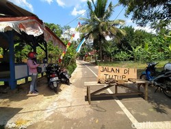 Ada Konflik Internal, Jalan di Sumur Bandung Ciamis Ditutup Warga