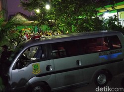 Dimakamkan Protokol COVID, Jenazah Eks Walkot Mojokerto Disalati Ratusan Pelayat