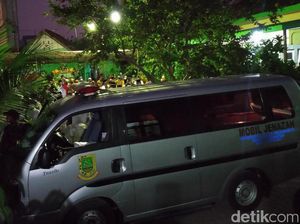 Dimakamkan Protokol COVID, Jenazah Eks Walkot Mojokerto Disalati Ratusan Pelayat Dimakamkan Protokol COVID, Jenazah Eks Walkot Mojokerto Disalati Ratusan Pelayat