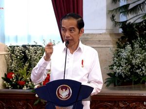 Bagikan Bantuan ke Pedagang, Jokowi: Jangan Sampai Usaha Tutup! Bagikan Bantuan ke Pedagang, Jokowi: Jangan Sampai Usaha Tutup!