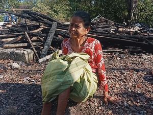 Nenek Sebatang Kara Ini Terlunta-lunta Akibat Rumahnya Ludes Terbakar