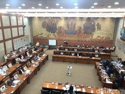 Komisi VI Sebut Dirut Garuda Positif COVID di Luar DPR, Tetap Lockdown Sepekan