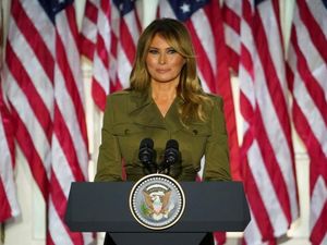 Melania Trump Bikin Sejarah! Patung Karya Seniman Jepang Dipajang di Gedung Putih Melania Trump Bikin Sejarah! Patung Karya Seniman Jepang Dipajang di Gedung Putih