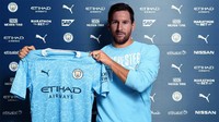 Beredar foto di media sosial Messi memegang jersey Manchester City. The Citizens digosipkan jadi kandidat kuat klub baru La Pulga (Foto:Internet/Twitter)