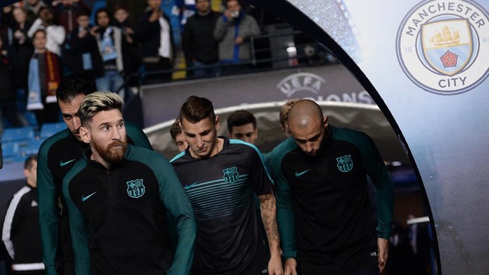 Barcelonas Argentinian striker Lionel Messi (2L) arrives on the pitch to warm up with teammates ahead of the UEFA Champions League group C football match between Manchester City and Barcelona at the Etihad Stadium in Manchester, north west England on November 1, 2016. (Photo by OLI SCARFF / AFP)