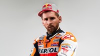 Repsol Honda juga ikut berkelakar dengan menggugah foto Messi mengenakan baju balap pabrikan asal jepang ini. Bakal jadi pengganti Marc Marquez di MotoGP? (Foto: Internet/Twitter)