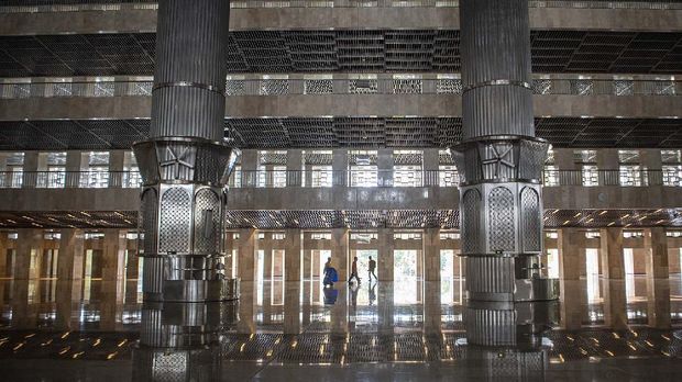 Petugas membersihkan lantai Masjid Istiqlal Jakarta, Senin (17/8/2020). Renovasi Masjid Istiqlal telah rampung 100 persen. ANTARA FOTO/Nova Wahyudi/hp.