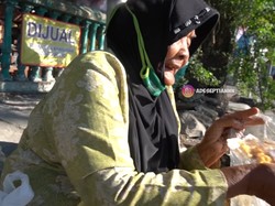 Hidup Sebatang Kara, Nenek 82 Tahun Ini Masih Semangat Jualan Peyek