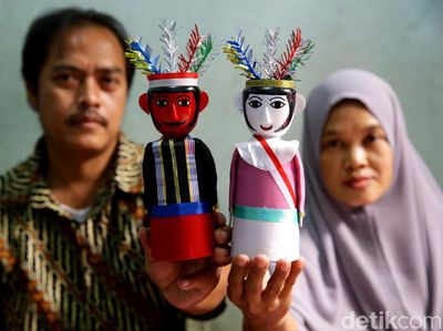 Melihat Pembuatan Ondel-ondel dari Botol Minuman Bekas