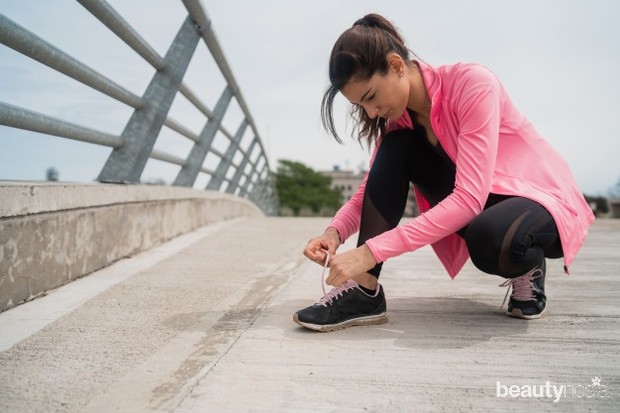 Pakai alas yang berukuran pas untuk mencegah kaki panas dan berkeringat.