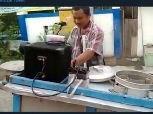Sambil Nyanyi dan Pasang Musik Dugem, 5 Cara Nyentrik Penjual Makanan