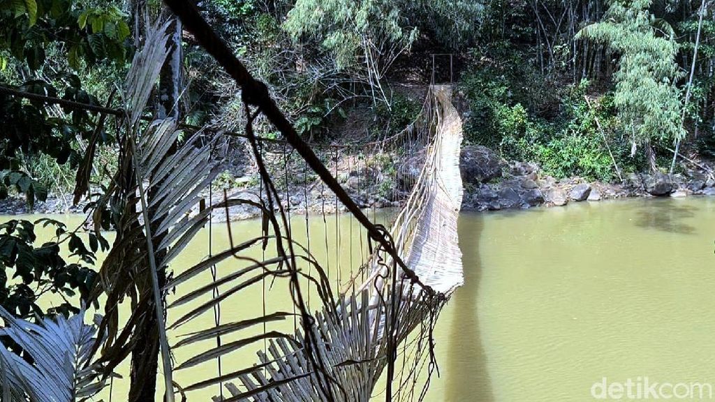 Potret Jembatan Putus yang Bikin 11 Orang Jatuh di Sukabumi Potret Jembatan Putus yang Bikin 11 Orang Jatuh di Sukabumi