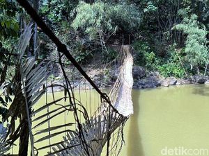 Potret Jembatan Putus yang Bikin 11 Orang Jatuh di Sukabumi