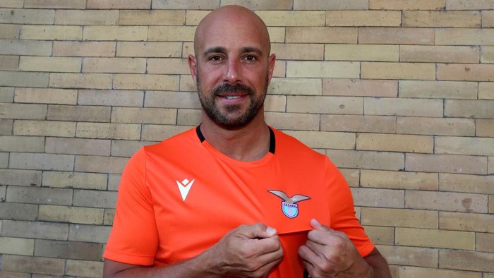 ROME, ITALY - AUGUST 27:  SS Lazio new signing Pepe Reina poses with new jersey after the medical tests at Paideia Hospital on August 27, 2020 in Rome, Italy.  (Photo by Paolo Bruno/Getty Images)