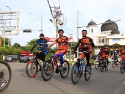 Pemain Persiraja Latih Ketahanan Tubuh dengan Gowes 35 Km