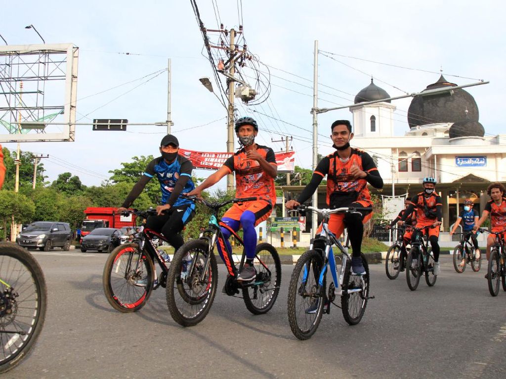 Pemain Persiraja Latih Ketahanan Tubuh dengan Gowes 35 Km Pemain Persiraja Latih Ketahanan Tubuh dengan Gowes 35 Km