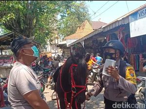 Pakai Kuda, Polisi Madiun Blusukan Pasar Razia Warga Tak Bermasker