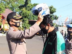 Ojol Dapat Helm Tangguh COVID-19 dalam Kampanye Protokol Kesehatan di Tuban