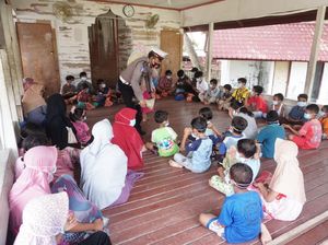 Melihat Puluhan Siswa di Aceh Belajar di Balai Desa karena Ada WiFi