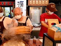 Keren! Roti Kukus Kaki Lima yang Dijual Kakek Ini Dapat Bib Gourmand Michelin