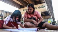 Foto Semangat Belajar Daring di Kolong Rel Kereta Api