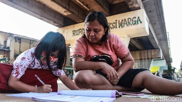 Foto Semangat Belajar Daring di Kolong Rel Kereta Api