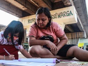 Foto Semangat Belajar Daring di Kolong Rel Kereta Api Foto Semangat Belajar Daring di Kolong Rel Kereta Api
