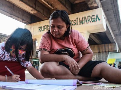 Foto Semangat Belajar Daring di Kolong Rel Kereta Api