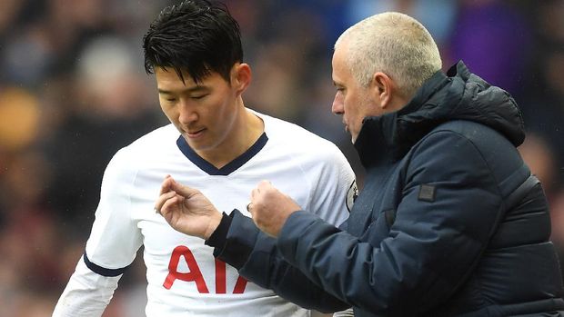 BIRMINGHAM, ENGLAND - FEBRUARY 16: Jose Mourinho, Manager of Tottenham Hotspur speaks with Heung-Min Son of Tottenham Hotspur during the Premier League match between Aston Villa and Tottenham Hotspur at Villa Park on February 16, 2020 in Birmingham, United Kingdom. (Photo by Michael Regan/Getty Images)