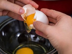 4 Kesalahan Memecahkan Telur Ini Sering Dilakukan Banyak Orang