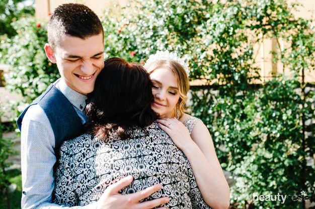 Tinggal bersama mertua bisa menjadi momen yang baik bagi menantu dan mertua agar bisa menjadi lebih dekat dan mengenal satu sama lain.