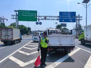 Truk Seruduk Mobil di Km 12 Tol Tomang, Pagar Pembatas Ringsek