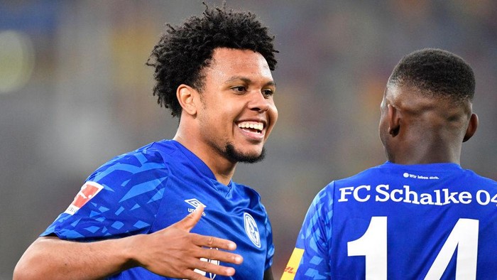 DUESSELDORF, GERMANY - MAY 27: Weston McKennie of FC Schalke 04 celebrates with Rabbi Matondo after scoring his teams first goal during the Bundesliga match between Fortuna Duesseldorf and FC Schalke 04 at Merkur Spiel-Arena on May 27, 2020 in Duesseldorf, Germany. (Photo by Martin Meissner/Pool via Getty Images)