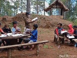Siswa Tak Punya HP, Guru di Sulbar Ajak Belajar di Alam Terbuka