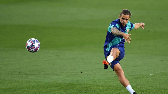 BARCELONA, SPAIN - AUGUST 08: Antoine Griezmann of Barcelona warms up ahead of the UEFA Champions League round of 16 second leg match between FC Barcelona and SSC Napoli at Camp Nou on August 08, 2020 in Barcelona, Spain.  (Photo by David Ramos/Getty Images)