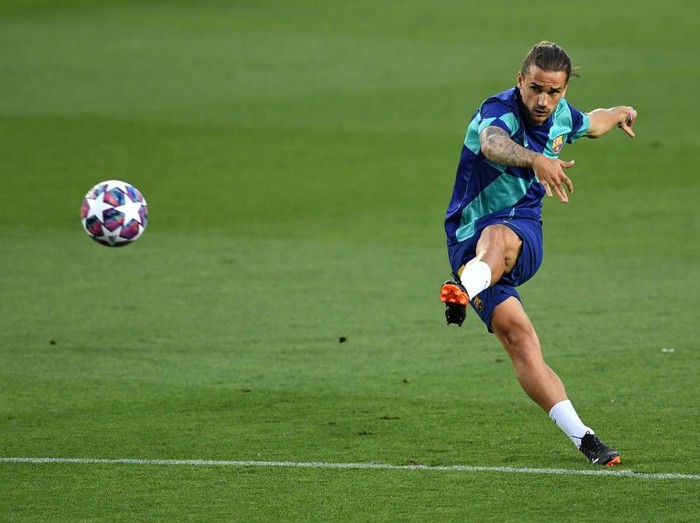 BARCELONA, SPAIN - AUGUST 08: Antoine Griezmann of Barcelona warms up ahead of the UEFA Champions League round of 16 second leg match between FC Barcelona and SSC Napoli at Camp Nou on August 08, 2020 in Barcelona, Spain.  (Photo by David Ramos/Getty Images)