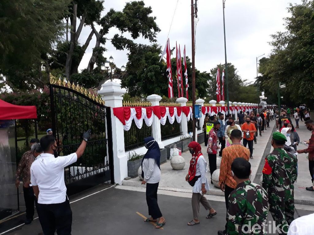 Jokowi Bagi-bagi Seribu Paket Sembako ke Warga Yogya Jokowi Bagi-bagi Seribu Paket Sembako ke Warga Yogya