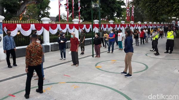 Antusias Warga Yogyakarta Terima Paket Sembako dari Jokowi