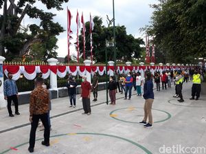 Antusias Warga Yogyakarta Terima Paket Sembako dari Jokowi