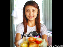 Aviana Penjual Ayam Geprek Cantik yang Bikin Pembeli Penasaran