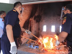 90.909 Batang Rokok Senilai Rp 70 Juta Dimusnahkan Bea Cukai Blitar