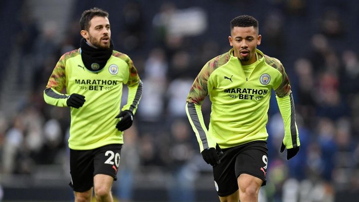 LONDON, ENGLAND - FEBRUARY 02: Bernardo Silva and Gabriel Jesus of Manchester City warm up prior to the Premier League match between Tottenham Hotspur and Manchester City at Tottenham Hotspur Stadium on February 02, 2020 in London, United Kingdom. (Photo by Justin Setterfield/Getty Images)