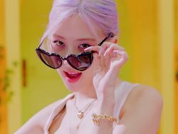 Foto: Makeup Colorful Blackpink x Selena Gomez di Video Ice Cream