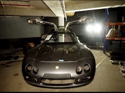 Rumah Mewah Kosong yang Ternyata Simpan Harta Karun Miliaran di Garasinya