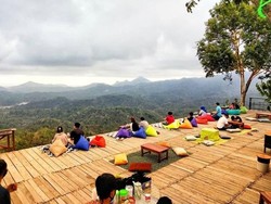 Asyiknya Bisa Ngopi Beratapkan Langit di Kulon Progo